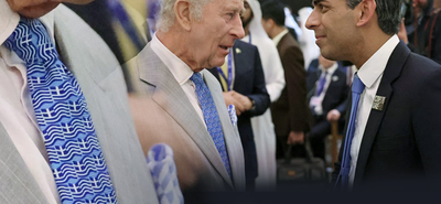 Ο Βασιλιάς Κάρολος εμφανίστηκε με Eλληνική σημαία στη γραβάτα μπροστά στον Σούνακ