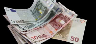 Εφορία: Ποιοι κινδυνεύουν με κατασχέσεις τραπεζικών λογαριασμών – Τα «ευάλωτα» εισοδήματα
