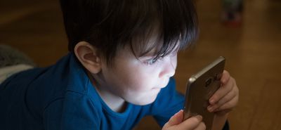 Το παιδί σου είναι όλη μέρα στο κινητό; Πώς θα το περιορίσεις