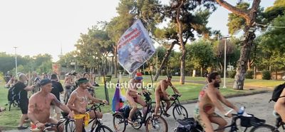 Διαμαρτυρία με γυμνούς ποδηλάτες στο κέντρο της Θεσσαλονίκης