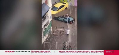 Αμπελόκηποι: Ανέβηκε στην οροφή του ΙΧ για να γλιτώσει από τα ορμητικά νερά (vid)