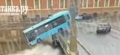 Λεωφορείο έπεσε σε ποτάμι στην Αγία Πετρούπολη - Αγωνία για τους επιβάτες