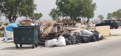 Τιγκάκι: Σωροί σκουπιδιών στην κεντρική παραλία