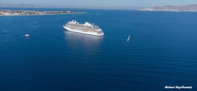Bloomberg: Η Ελλάδα θα περιορίσει τον αριθμό των κρουαζιερόπλοιων στα πιο δημοφιλή νησιά λόγω υπερτουρισμού