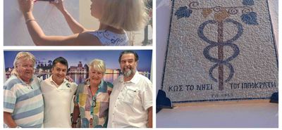 Βράβευση επαναλαμβανόμενων τουριστών - Τοποθέτηση χειροποίητου ψηφιδωτού στο γραφείο τουριστικής προβολής του Δήμου