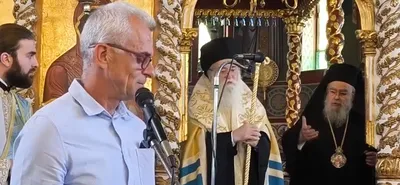 Μητροπολίτης επέπληξε διευθυντή σχολείου για την αμφίεσή του στην εκκλησία: «Με τα πουκάμισα έξω ήρθες να βγάλεις λόγο...