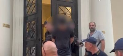 Χειροκροτήματα από την οικογένεια και τους φίλους του για τον 25χρονο που κατηγορείται για τη φωτιά στο Γηροκομείο Πάτρας