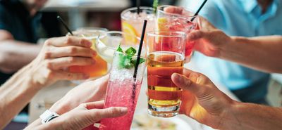 Ανήλικοι και αλκοόλ – τσιγάρα: Πώς θα εφαρμοστούν τα νέα μέτρα – Τι ισχύει για πάρτι, επαλήθευση ηλικίας 