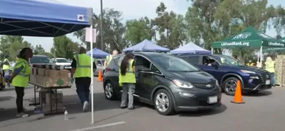 HΠΑ: Δημοσιονομική παράλυση χωρίς προηγούμενο: Ουρές χιλιομέτρων στην Καλιφόρνια για δωρεάν τρόφιμα 