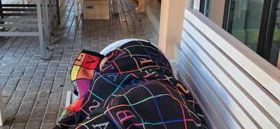 Άστεγος άνδρας κοιμάται εδώ και 4 ημέρες σε παγκάκι στην πόλη της Κω