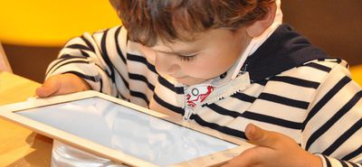 Οι οθόνες και ο τρόπος ζωής απειλούν την όραση των παιδιών – Αύξηση της μυωπίας με γεωμετρική πρόοδο από την προσχολική ηλικία