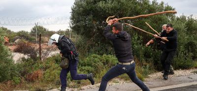 Viral η φωτογραφία με τους αγρότες που έβαλαν στο κυνήγι αστυνομικό με κατσούνες