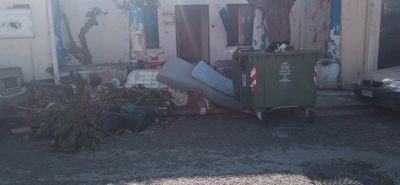 Παράπονα κατοίκων στην οδό Αλικαρνασσού για τα σκουπίδια, τον δρόμο κ.α.