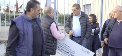 Πάτρα: Ο Δήμαρχος ξήλωσε διαφημιστικές πινακίδες τραπεζών από σχολεία