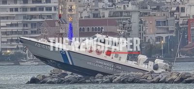 Βόλος: Σκάφος του Λιμενικού “καβάλησε” τον κυματοθραύστη στο λιμάνι – Απίστευτες εικόνες