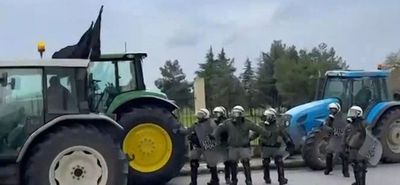 Tρακέρ στη Θεσσαλονίκη κάνει όπισθεν και κατευθύνεται προς τους αστυνομικούς: «Πάτα τον τον π@@»