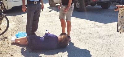 Τουρίστρια χτύπησε στον δρόμο προς Ασκληπιείο – Περίμενε για περίπου 1,5 πεσμένη στο έδαφος, μέχρι να έρθει το ασθενοφόρο... (είχε πάει σε άλλο περιστατικό στην Κέφαλο)