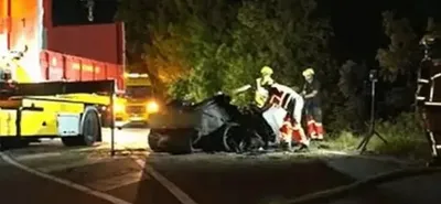 Άνδρας και δύο παιδιά 9 ετών κάηκαν σε Tesla – Μπλόκαραν οι πόρτες
