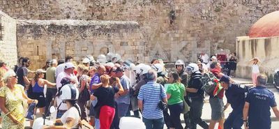 Ένταση στο λιμάνι της Ρόδου με την άφιξη Ισραηλινών τουριστών – Ισχυρά μέτρα ασφαλείας και προσαγωγές