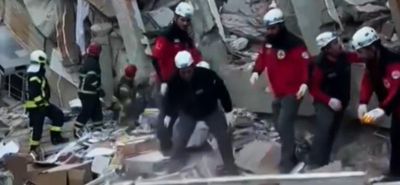 Δύο παιδιά νεκρά από κατάρρευση κτηρίου στην Τουρκία - Ζωντανή ανασύρθηκε μια 18χρονη