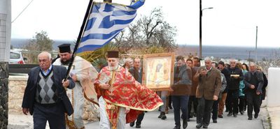 Σαντορίνη: Με σημαίες, λείψανα αγίων και εικόνες στους δρόμους κάτοικοι για λιτανεία κατά των σεισμών