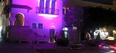 Στα ροζ «ντύθηκε» το Δημαρχείο Κω για τον μήνα του καρκίνου του μαστού