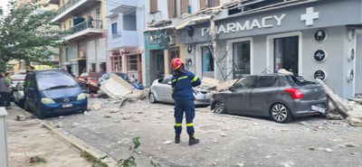 Κατέρρευσε μπαλκόνι στο Λαύριο – Aπό θαύμα δεν θρηνήσαμε θύματα (vid)