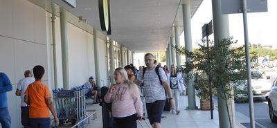 Γεμάτα αεροπλάνα, λιγότερες διανυκτερεύσεις - H νέα πραγματικότητα του τουρισμού  