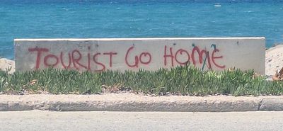 Αντιδράσεις για το γκράφιτι με το μήνυμα «Tourist Go Home »