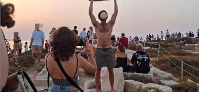 Νάξος: Θύελλα αντιδράσεων για τουρίστα που φωτογραφίζεται με μάρμαρο χιλιάδων ετών