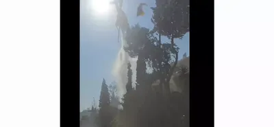 Ελικόπτερο στην Αχαΐα ρίχνει νερό δίπλα σε δρόμο με αυτοκίνητα (έπεσαν κλαδιά στο δρόμο)