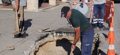 Συνεργεία του Δήμου αποκαθιστούν την βλάβη στο οδόστρωμα έξω από το Αστυνομικό Τμήμα Κω