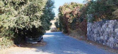 Παρατημένο αυτοκίνητο εδώ και 2 χρόνια στην περιοχή του Ηρακλή, εμποδίζει την κυκλοφορία
