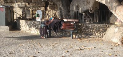 Άστεγος επί μήνες κοιμάται στο λιμάνι της Κω