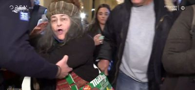 Η Ελένη Λουκά εισέβαλε στην παρουσίαση του βιβλίου του Α. Τσίπρα και φώναζε "προδότη"