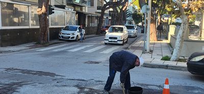 Συνεργεία του Δήμου κλείνουν τις λακκούβες στη διασταύρωση της οδού Ελ. Βενιζέλου και Μ. Αλεξάνδρου