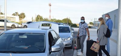 ΣτΕ 625/2025: Ακυρώνεται ως παράνομος ο κανόνας του «60λεπτου» για την εκμίσθωση ΙΧ με οδηγό στα νησιά  