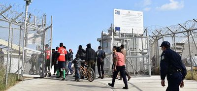 Μεταναστευτικό: Μειώνονται 30% οι συμβάσεις για τη σίτιση και το όριο «ανηλικότητας» ανδρών στα 16 χρόνια  