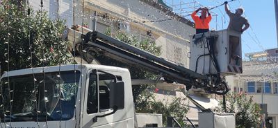 Ξεκίνησε η τοποθέτηση του Χριστουγεννιάτικου στολισμού στην Κω