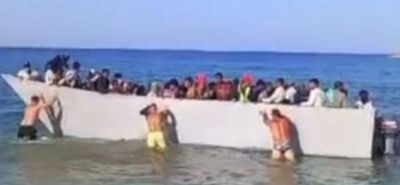 Λουόμενοι στη Γαύδο απωθούν πλοιάριο με μετανάστες