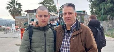 Η σπαρακτική ανάρτηση του πατέρα του 19χρονου Ραφαήλ που σκοτώθηκε από χειροβομβίδα – «Ήρωας και αθάνατος»