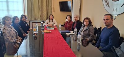 Σε πολιτιστικούς Σ/γους του νησιού παρέδωσε η Έπαρχος το βιβλίο για την  Άννα Καραμπεσίνη 