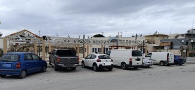 Παράπονα για τα παρκαρισμένα οχήματα στην στάση του ΚΤΕΛ στην Κεφαλο