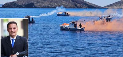 Με κόρνες πλοίων και καπνογόνα το τελευταίο «αντίο» στον δήμαρχο Φούρνων Κορσεών