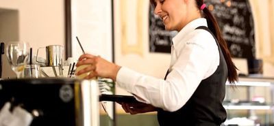 Αυξήσεις 12% με διετή σύμβαση για 500.000 εργαζόμενους σε επισιτισμό - εστίαση.  Οι νέοι μισθοί από 1η Απρίλίου