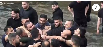 Θεοφάνια στη Φλώρινα: Πιάστηκαν στα χέρια για το ποιος θα πιάσει τον Σταυρό