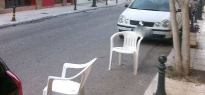 Πρόστιμα έως και 1.500 ευρώ για όσους κρατούν θέσεις στάθμευσης με κόλπα τύπου καφάσια, γλάστρες, καρέκλες κ.α.