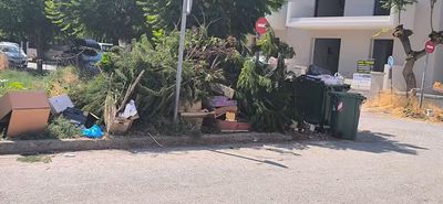 Αναγνώστης: Απαράδεκτη η κατάσταση στα πεζοδρόμια – Σκουπίδια, στρώματα, καναπέδες και κλαδιά παραμένουν στους δρόμους