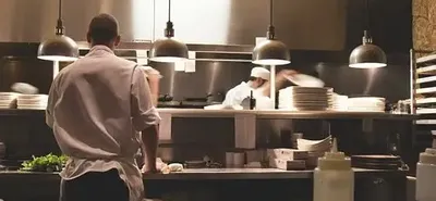 Μαζική φυγή των Ελλήνων σεφ στο εξωτερικό: Πάνω από 83.000 κενές θέσεις σε ξενοδοχεία και εστίαση 