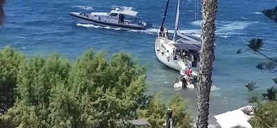 Στα "ρηχά" ιστιοφόρο λόγω ισχυρών ανέμων στην Β. Γεωργίου